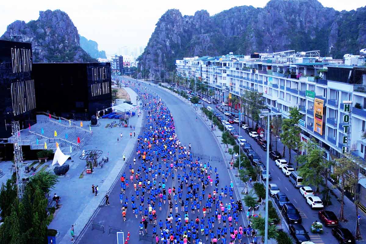 Runners of the 2024 Ha Long Heritage International Marathon compete in the 21km and 10km distances at dawn. Photo: Thanh Van