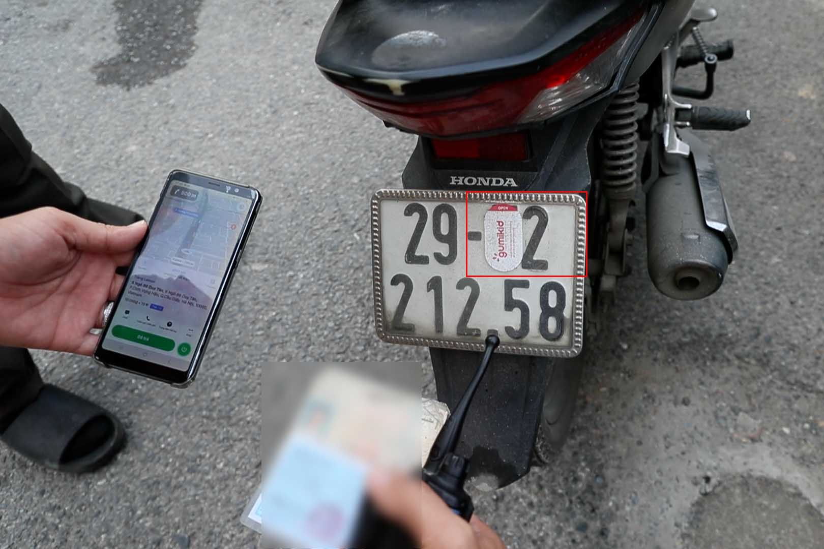 Technology motorbike taxi drivers use many ways to cover their license plates. Photo: To The