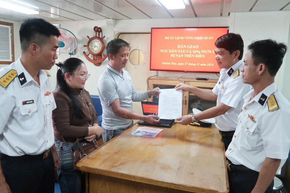 Handing over fishermen to their families and localities. Photo: Navy Region 4