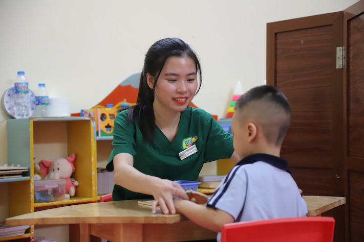 Những thầy cô lựa chọn lĩnh vực giáo dục đặc biệt ngoài chuyên môn cần có đam mê, tình yêu với nghề. Ảnh: Thu Hiền