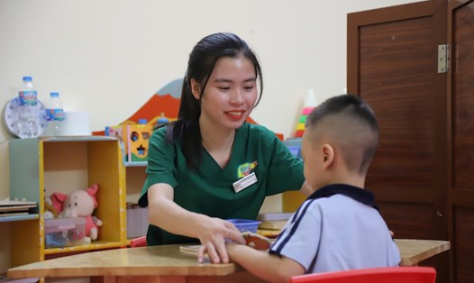 Những thầy cô lựa chọn lĩnh vực giáo dục đặc biệt ngoài chuyên môn cần có đam mê, tình yêu với nghề. Ảnh: Thu Hiền