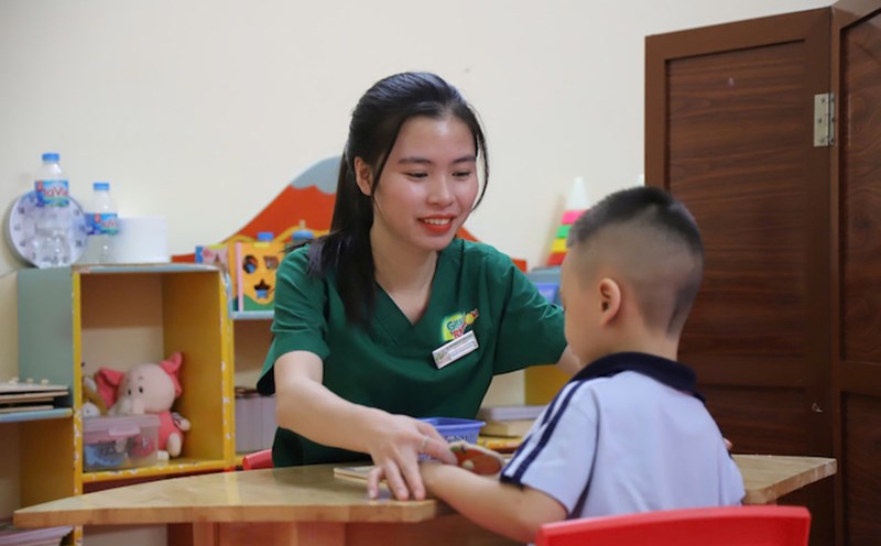 Teachers who choose special education outside of their major need to have passion and love for the profession. Photo: Thu Hien