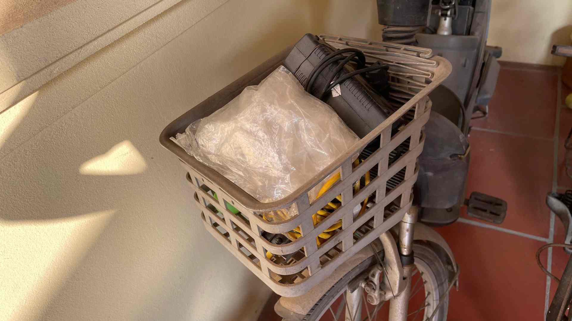 Users should avoid some common mistakes when using electric motorbike and electric bicycle baskets. Photo: Ngoc Diep