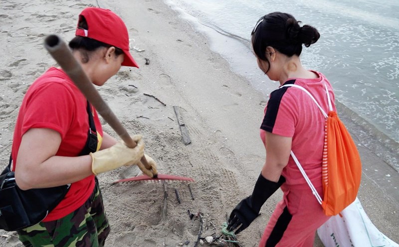 Two members of the Ha Long Trash Eradication Warriors Club cleaned Bai Chay beach on the morning of November 17. Photo: Doan Hung