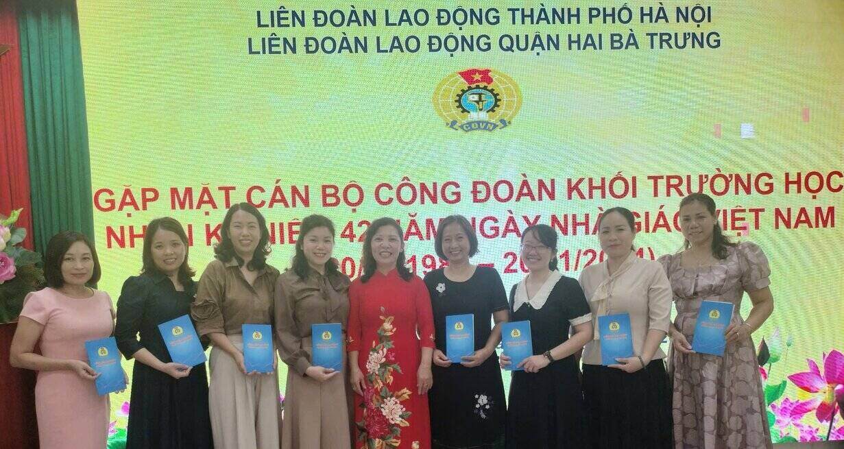 Meeting with Education Union officials organized by Hai Ba Trung District Labor Federation. Photo: Thanh Hai
