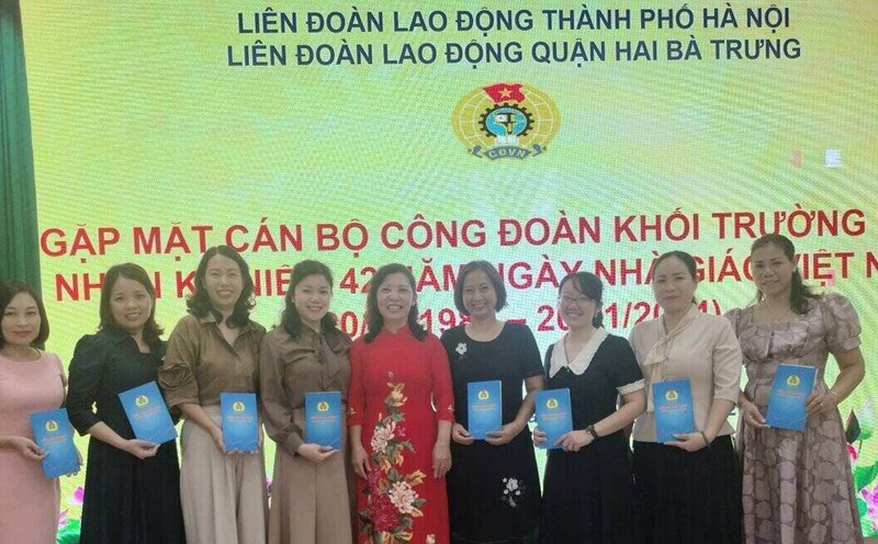 Meeting with Education Union officials organized by Hai Ba Trung District Labor Federation. Photo: Thanh Hai