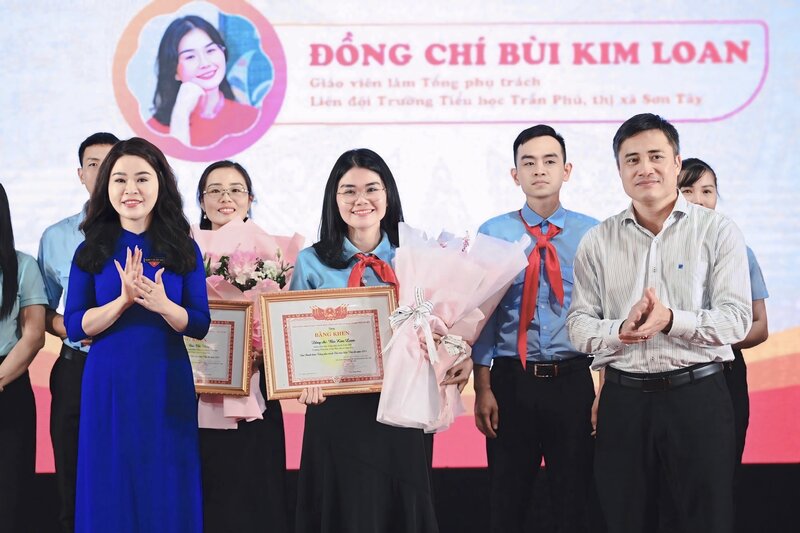 Awarding Certificates of Merit to outstanding Team Leaders of Hanoi Capital. Photo: Organizing Committee