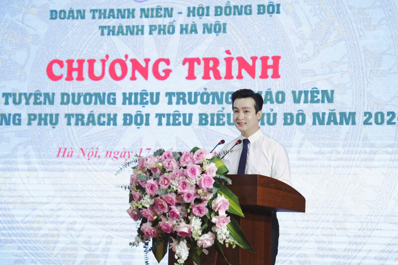 Dong chi Dao Duc Viet bieu duong va chuc mung thanh tich cua cac hieu truong va giao vien lam tong phu trach Doi. Anh: BTC