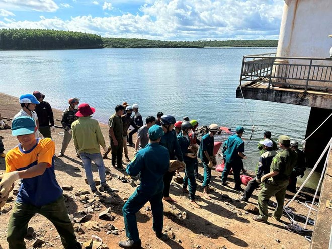 Forces involved in transporting rocks to patch the hole in the Ia Ring dam. Photo: Thanh Tuan