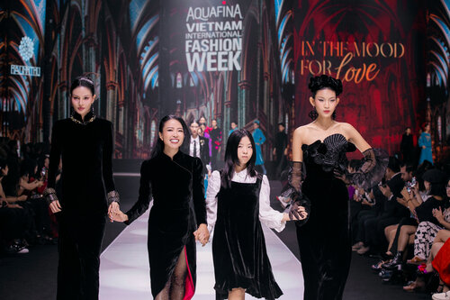Designer Ha Linh Thu introduces a collection called "Mood when in love". Photo: Team Kien Can