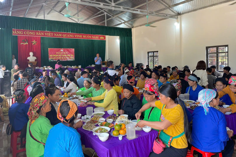 A warm meal of the people of Lang Nu village on the Great Unity Day. Photo: Dinh Dai