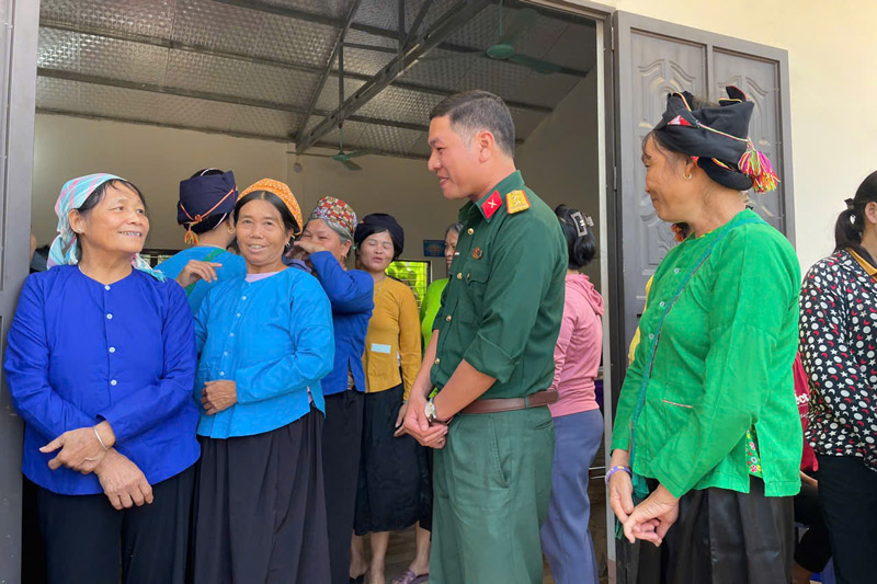 Nguoi dan thon Lang Nu vui mung phan khoi du ngay hoi Dai doan ket. Anh: Dinh Dai