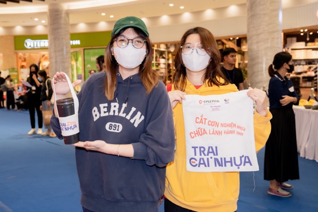 Promote the use of cloth bags and personal cups among young people when leaving the house to replace single-use plastic products. Photo: Provided by CHOICE