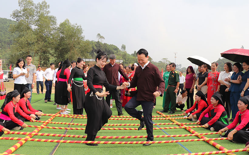 Bo truong TNMT Do Duc Duy tham gia mot so tro choi dan gian va cac hoat dong van nghe, the thao truyen thong cua dong bao cac dan toc thon 3, xa Minh Quan, huyen Tran Yen, tinh Yen Bai. Anh: Manh Cuong 