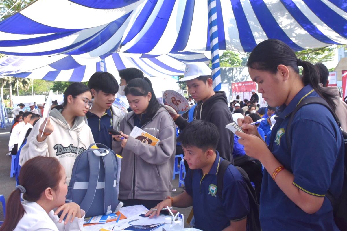Many people participated in recruitment at the 2024 Job Fair. Photo: Tuyet Mai