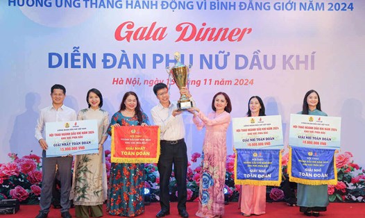 Bà Nghiêm Thùy Lan - Chủ tịch Công đoàn Dầu khí Việt Nam (thứ 3 từ phải sang) trao giải thưởng cho các đơn vị. Ảnh: CĐCS