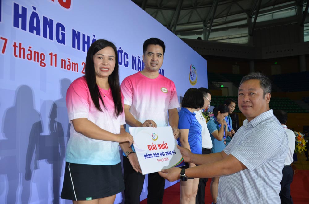Awarding the first prize for the mixed doubles of table tennis. Photo: Mai Huong