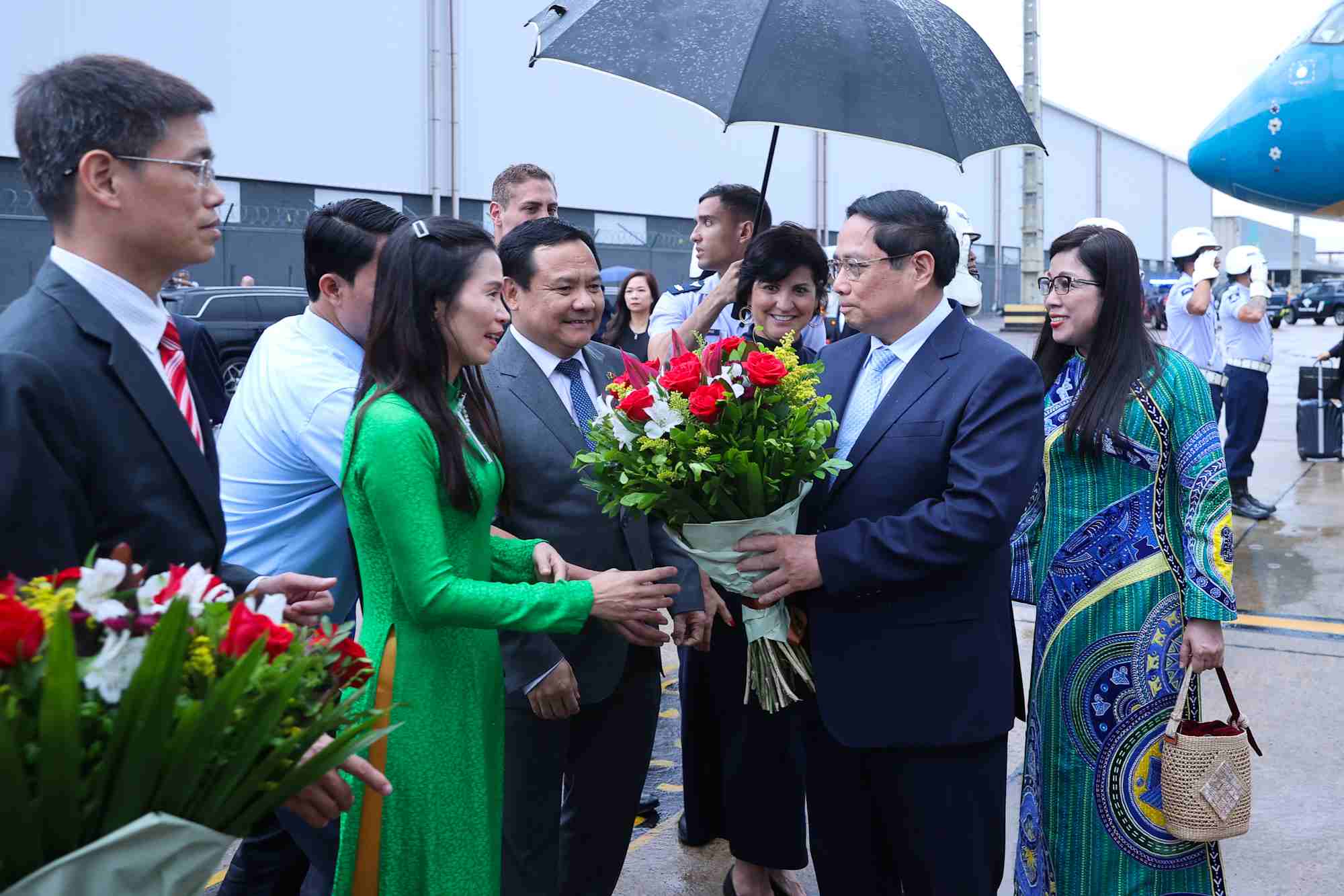 Politburo member, Prime Minister Pham Minh Chinh and his wife at Galeao military airport, Rio de Janeiro city, Brazil, starting a working trip to attend the G20 Summit on November 16. Photo: VGP