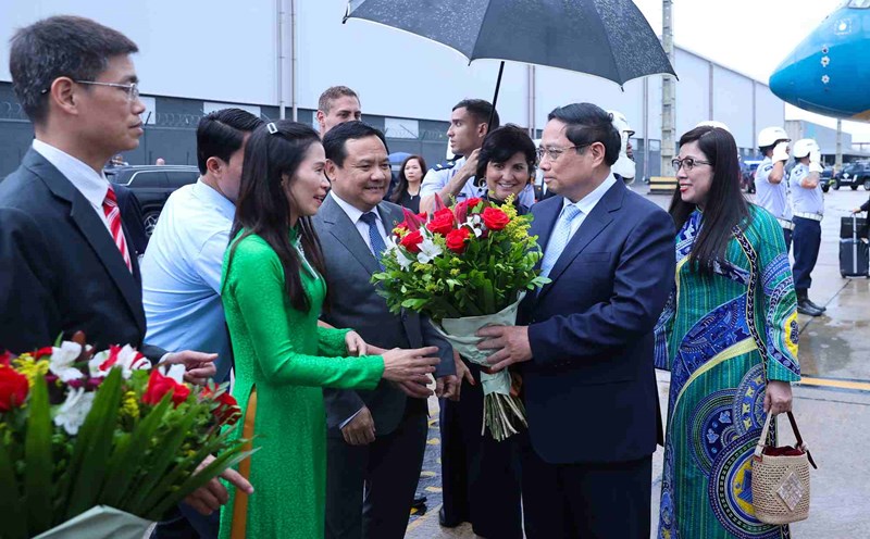 Politburo member, Prime Minister Pham Minh Chinh and his wife at Galeao military airport, Rio de Janeiro city, Brazil, starting a working trip to attend the G20 Summit on November 16. Photo: VGP