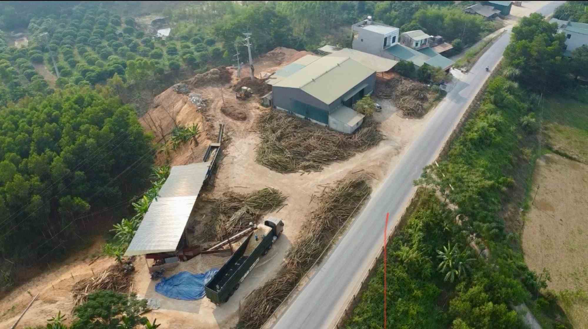 Sao Viet Company's wood storage yard is widespread, close to the roadside of National Highway 37. Photo: Van Tung
