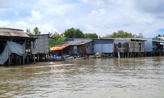 Nhiều người dân tỉnh Cà Mau có tập quán xây nhà ven kênh, rạch. Ảnh: Nhật Hồ