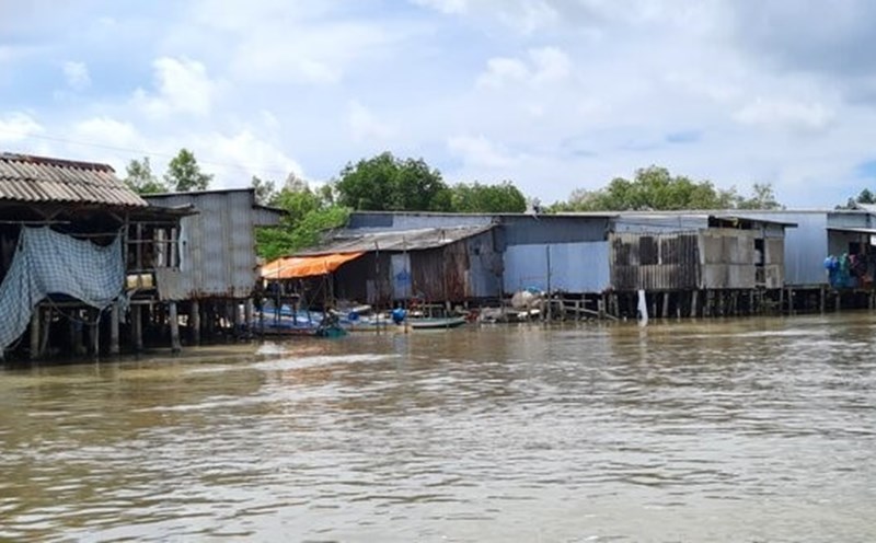 Many people in Ca Mau province have the habit of building houses along canals and streams. Photo: Nhat Ho
