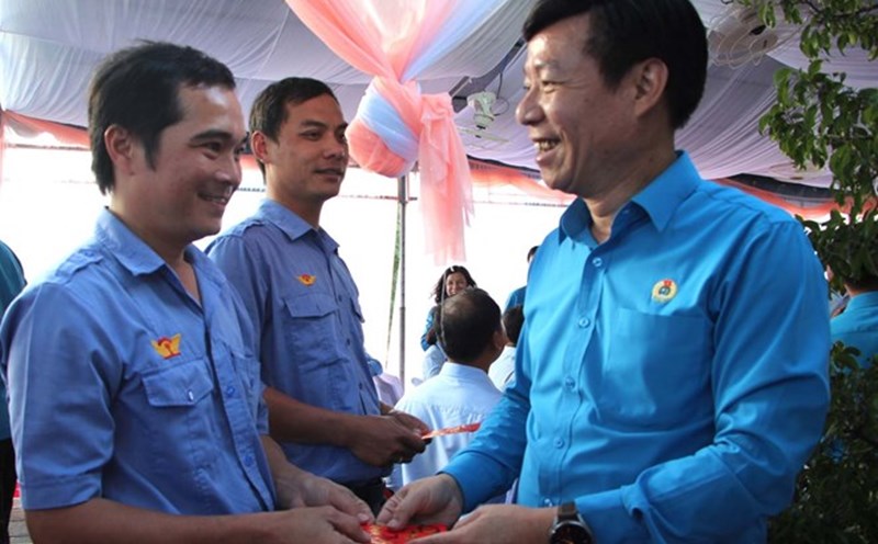 Leaders of Vietnam Railway Trade Union encourage workers. Photo: Vietnam Railway Trade Union