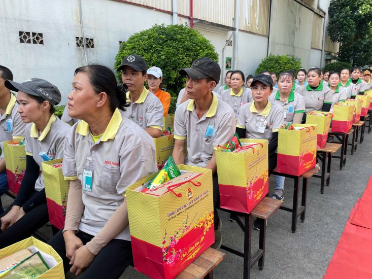 The union presented gifts to support disadvantaged workers in Thu Dau Mot city, Binh Duong province in early November 2024. Photo: Dinh Trong