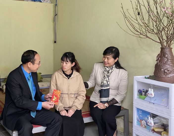 Leaders of the Bac Giang Provincial Labor Federation visited and wished workers who did not return home to celebrate the Lunar New Year 2024. Photo: Bac Giang Provincial Labor Federation