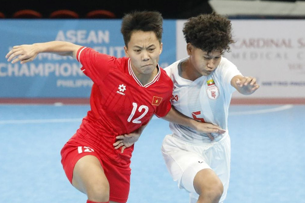 Vietnam women's futsal team (red shirts) had a smooth start at the 2024 Southeast Asian tournament. Photo: MFF