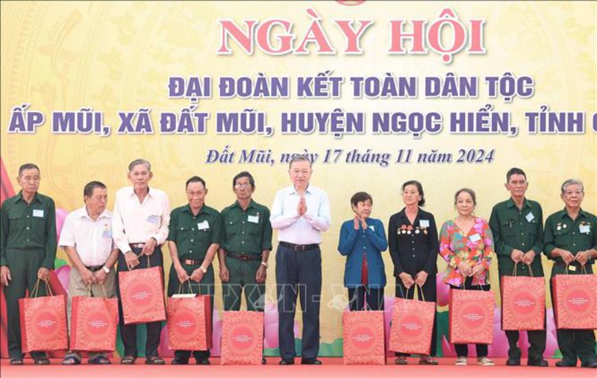 General Secretary To Lam presents gifts to policy families. Photo: VNA