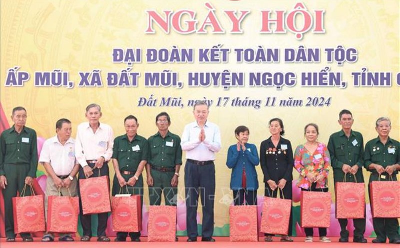 General Secretary To Lam presents gifts to policy families. Photo: VNA