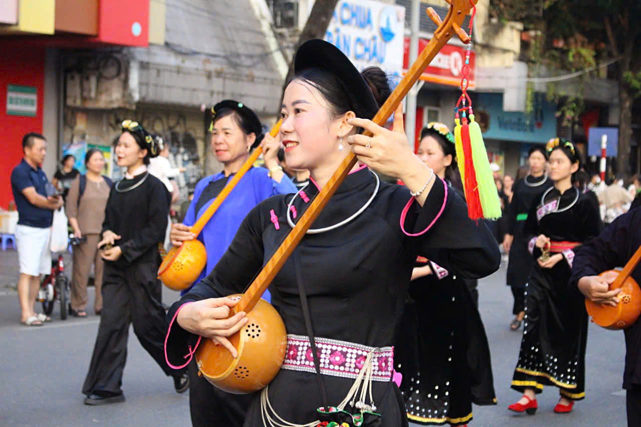 Cac doan tham gia Lien hoan nghe thuat hat Then, dan Tinh cac dan toc Tay, Nung, Thai lan thu VII dieu hanh tai trung tam Thu do nham de loai hinh nghe thuat nay den gan hon voi cong chung. Tu do gop phan giup nguoi dan Thu do va du khach quoc te co co hoi tim hieu ve thuc hanh Then da duoc UNESCO ghi danh.