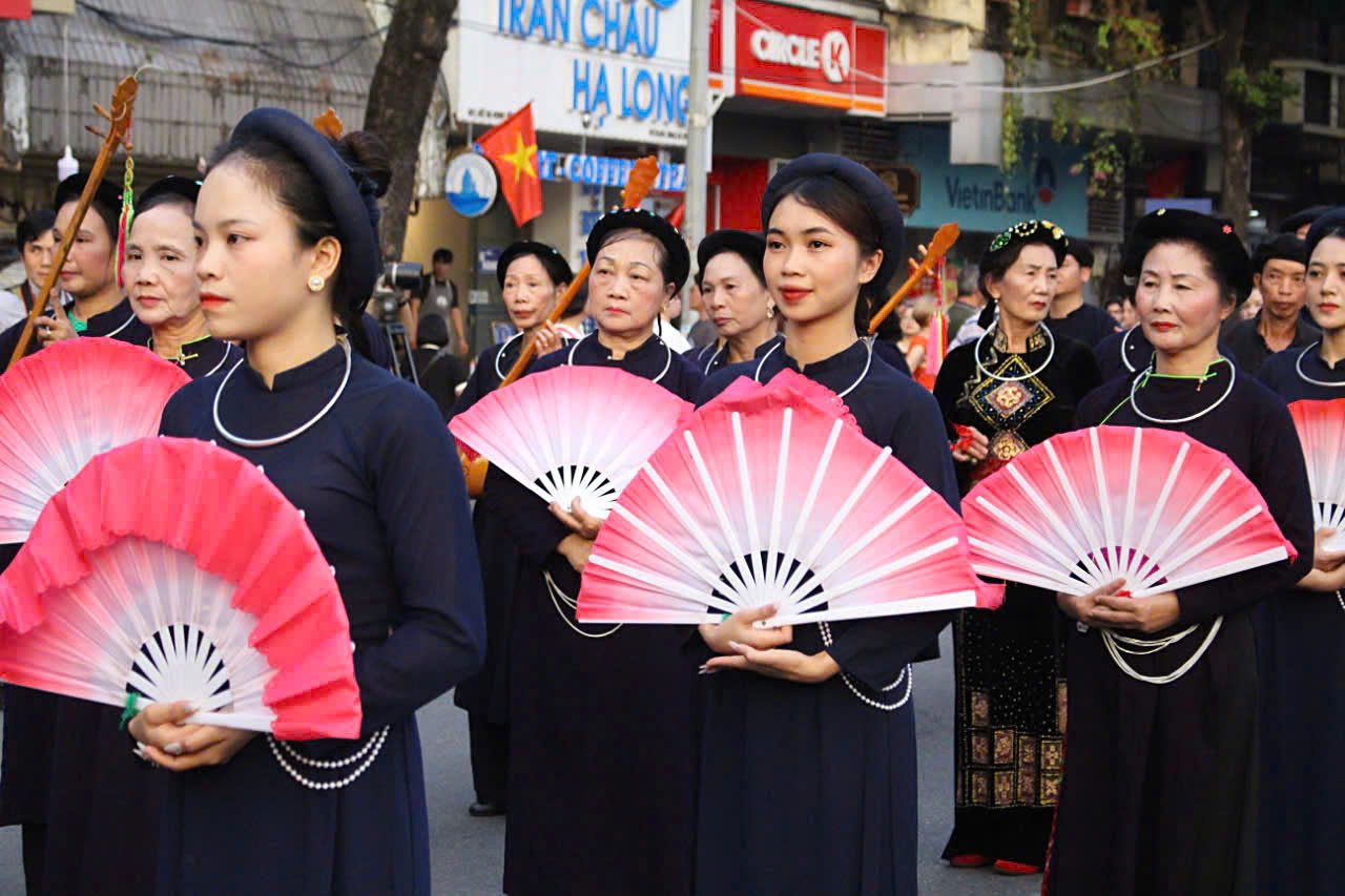 Song song voi Lien hoan nghe thuat hat Then, dan Tinh lan thu VII la nhieu hoat dong dac sac cua Tuan “Dai doan ket cac dan toc - Di san Van hoa Viet Nam dien ra tai Lang van hoa - Du lich cac dan toc Viet Nam nhu giao luu dan ca, dan vu, tro choi dan gian cac dan toc Khmer, ngay hoi giao luu van hoa cac dan toc phia Bac...