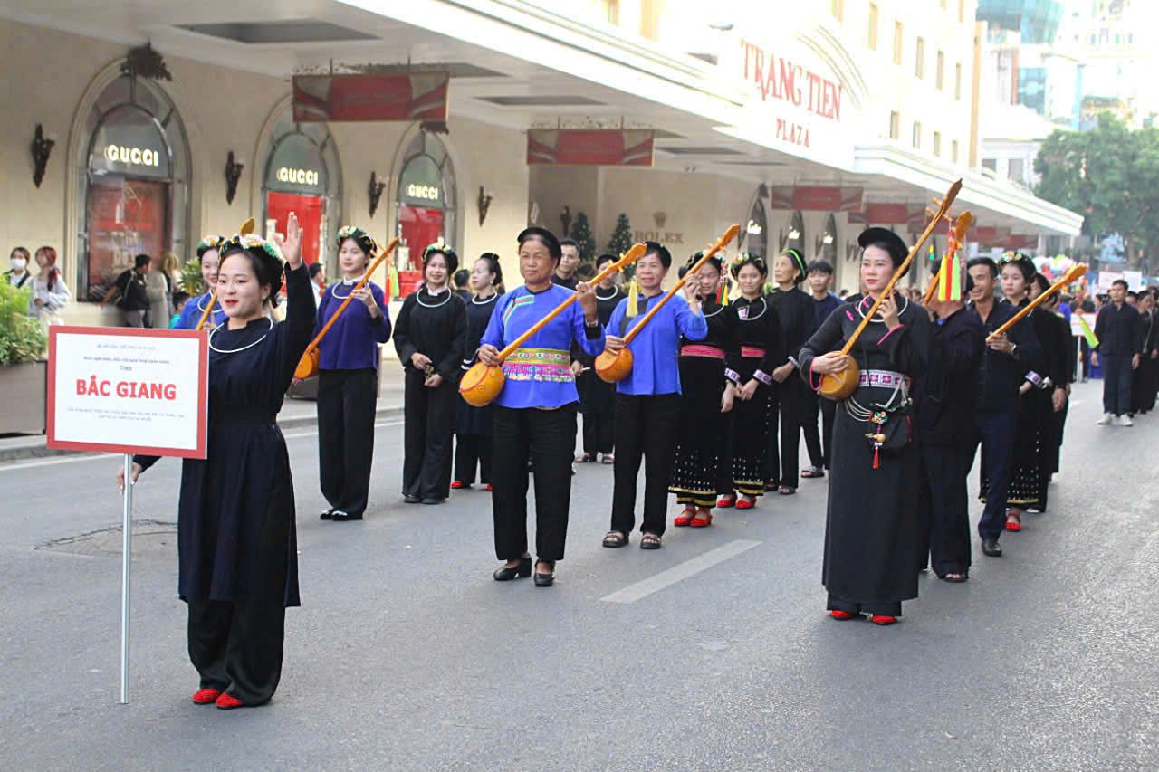 Hoat dong dac biet la lan dau tien cac nghe nhan, dien vien cua 14 tinh, thanh tham gia Lien hoan hat Then, dan Tinh dieu hanh tai trung tam Thu do gom: Ha Noi, Bac Giang, Lang Son, Thai Nguyen, Tuyen Quang, Bac Kan, Cao Bang, Ha Giang, Dien Bien, Lai Chau, Son La, Dak Nong, Dak Lak, Lam Dong. 