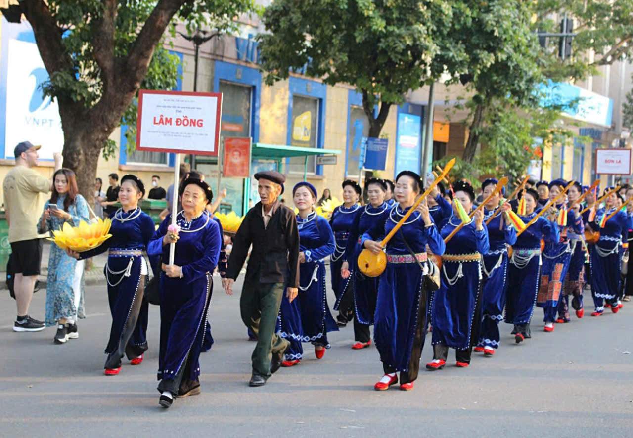 Doan nghe nhan, nghe si, dien vien tinh Lam Dong dieu hanh qua pho Dinh Tien Hoang (quan Hoan Kiem). 