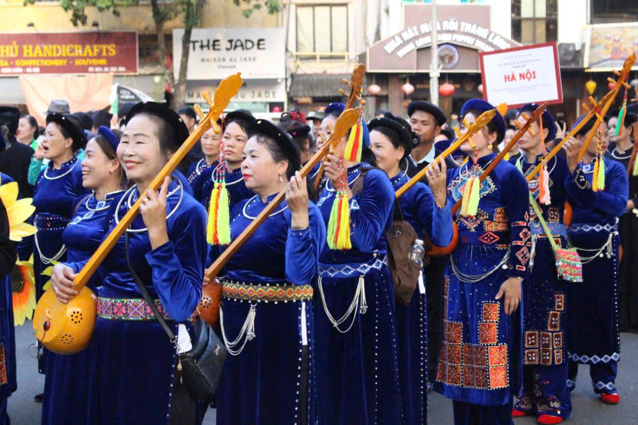 Cac doan tham gia dieu hanh dem den tieng ca, dieu mua diu dat, khoan thai tao nen khong khi vui tuoi, ron ra, ngap tran sac mau van hoa cho nguoi dan va du khach khu vuc Bo Ho.