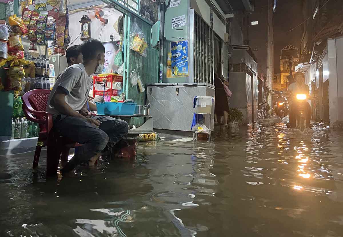 Mot con hem o ban dao Thanh Da, gan khu vuc bi sat lo cung ngap nang do trieu cuong.