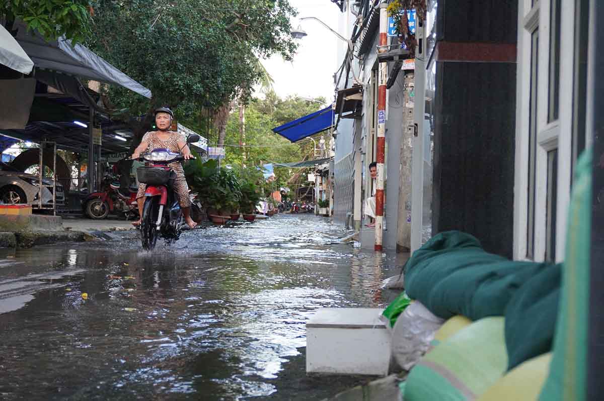 De ngan nuoc tran vao nha, nhieu ho dan phai dap bao cat, tham chi nang nen nha nhung van khong thoat canh nuoc bua vay. Anh: Nhu Quynh