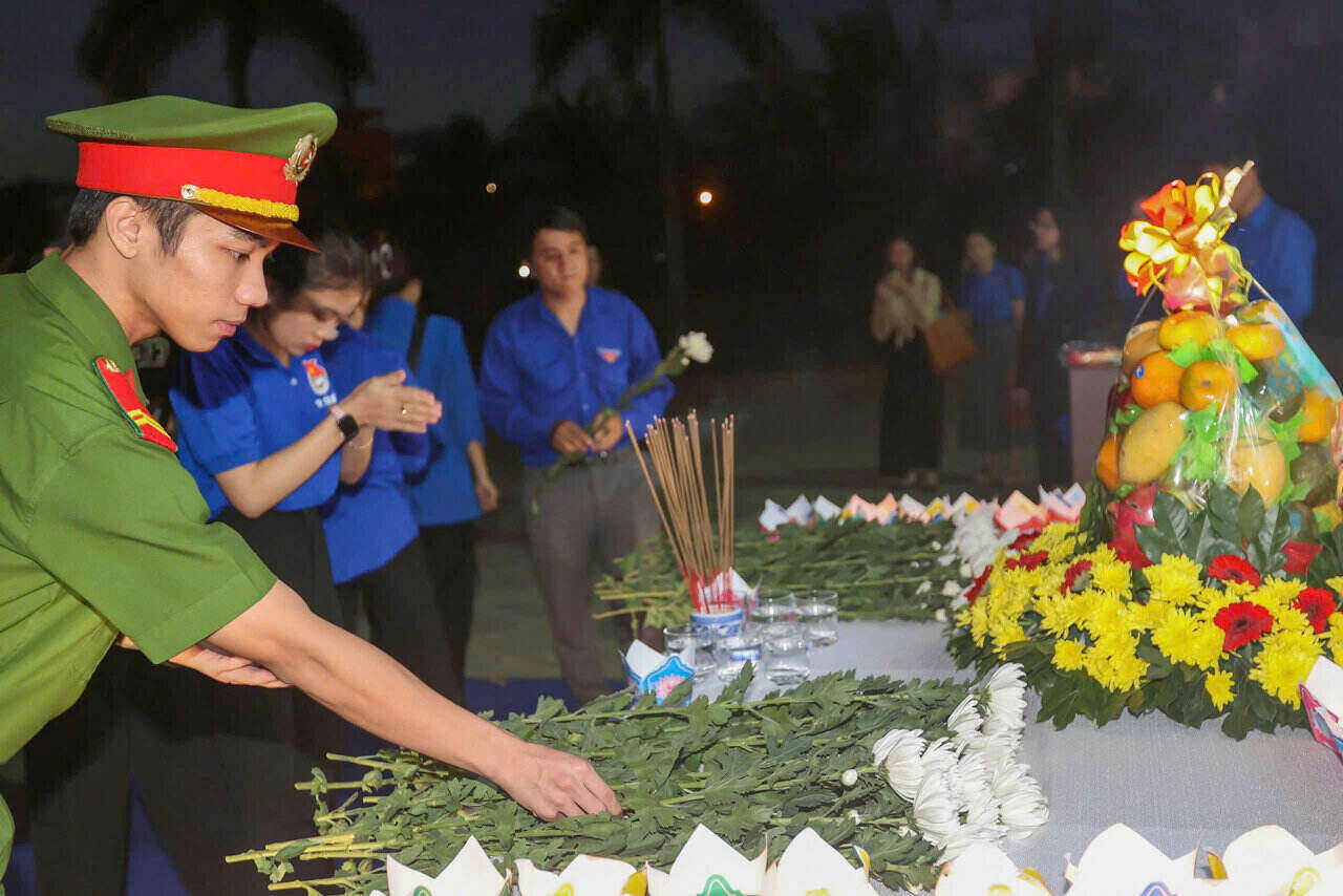 Le tuong nho nhung nan nhan khong may qua doi vi tai nan giao thong. Anh: Thanh doan Da Nang