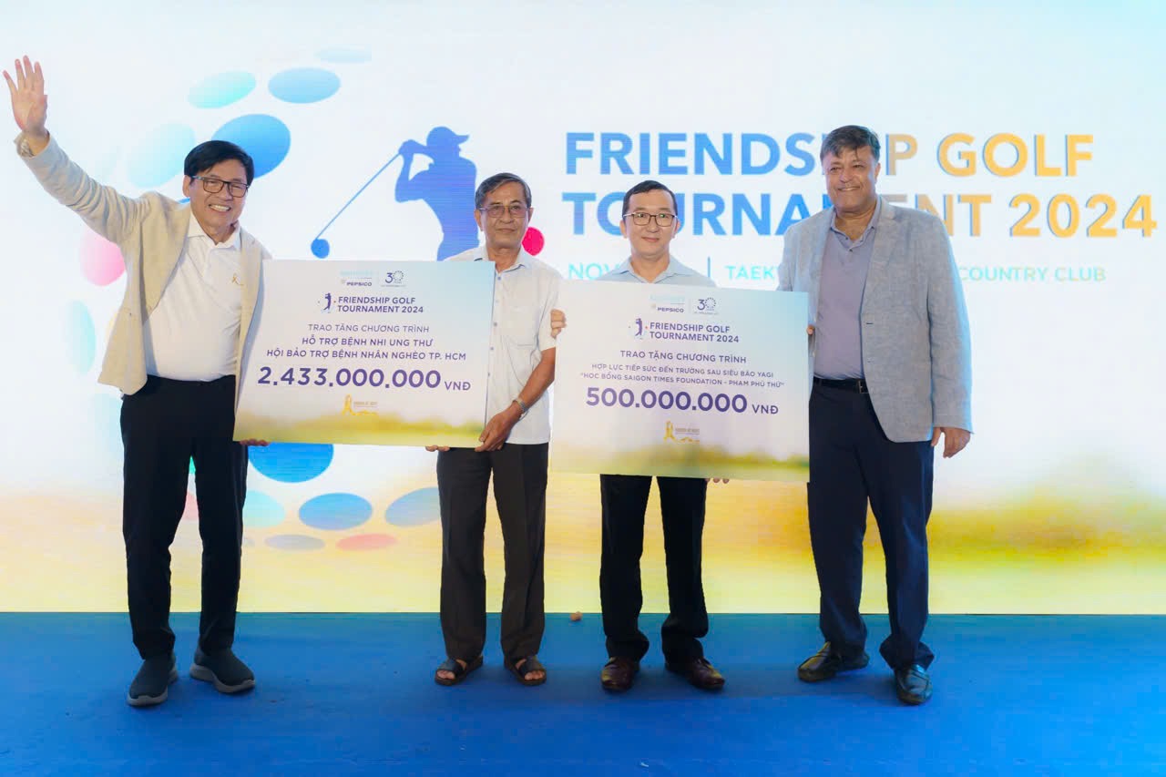 Raised nearly 3 billion VND to support pediatric cancer patients and students after Typhoon Yagi through donation and auction of artworks. Photo: Provided by the Organizing Committee