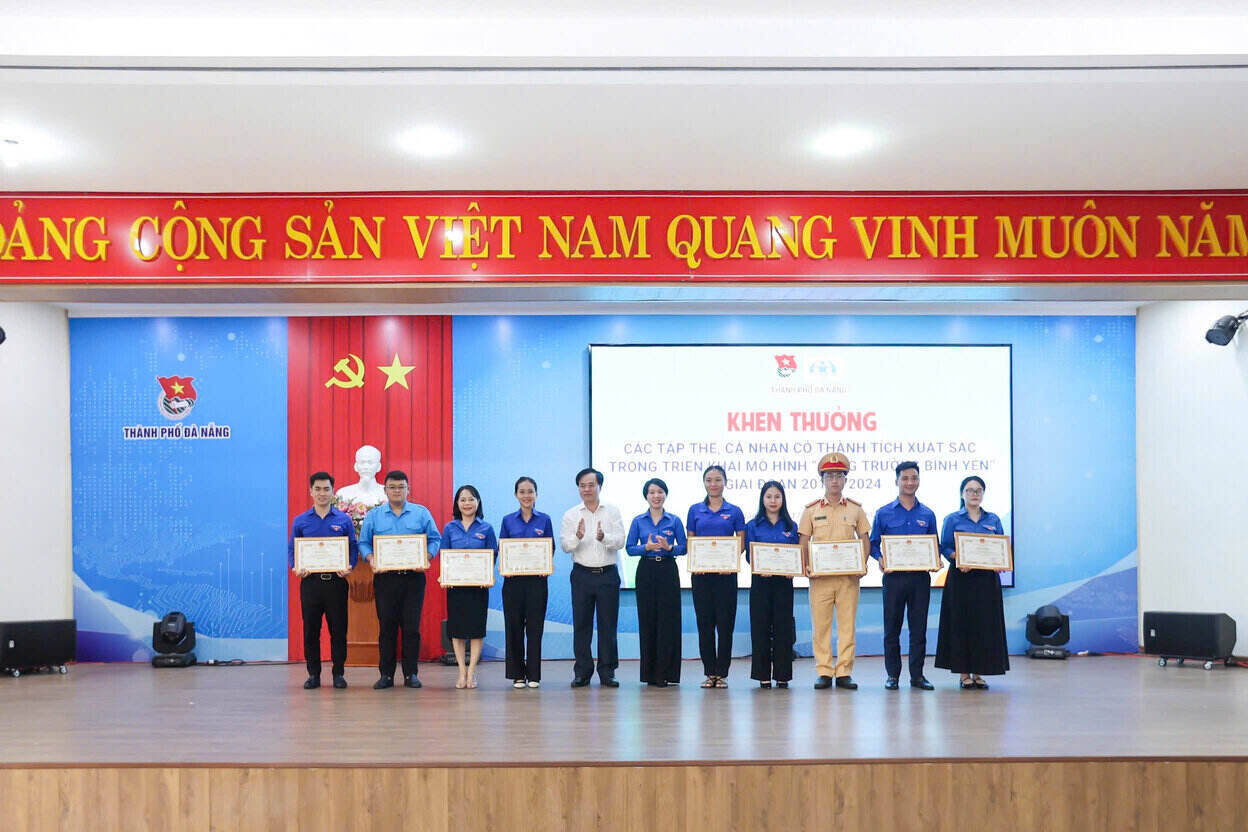 Khen thưởng các tập thể, cá nhân có thành tích xuất sắc trong việc triển khai mô hình “Cổng trường bình yên”. Ảnh: Thành Đoàn Đà Nẵng