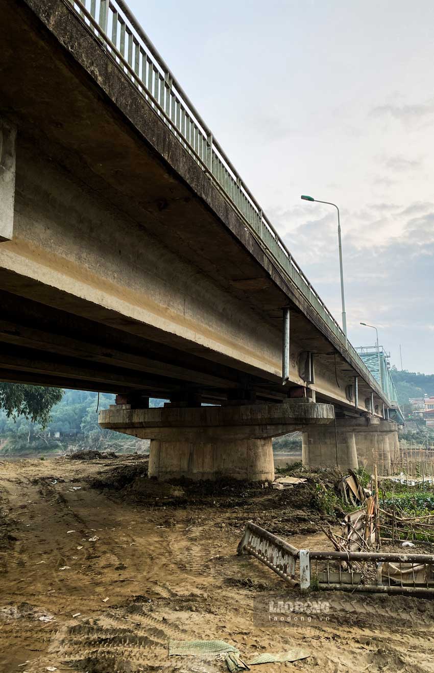 Theo ghi nhan cua Lao Dong ngay 18.11, sau hon 30 nam duoc dua vao su dung, phuc vu nguoi dan, hien tai, cau Yen Bai da cam luu thong de co quan chuc nang kiem tra, tu sua.