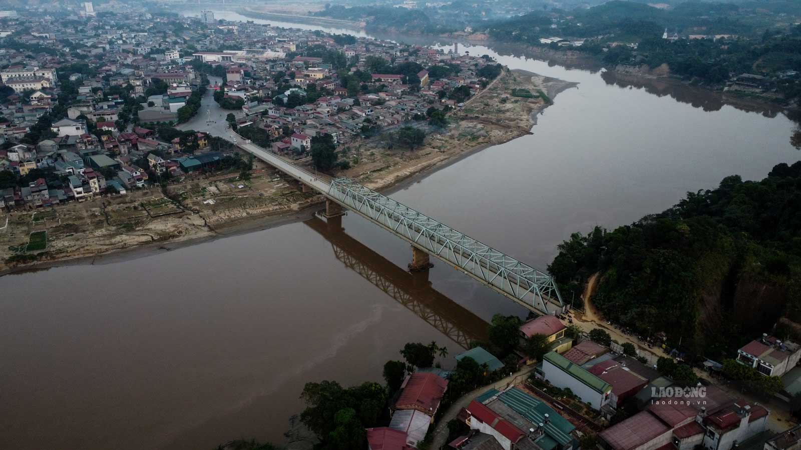 Yen Bai Bridge is 305 m long, 12.8 m wide, and 7 m wide. Photo: Tran Bui