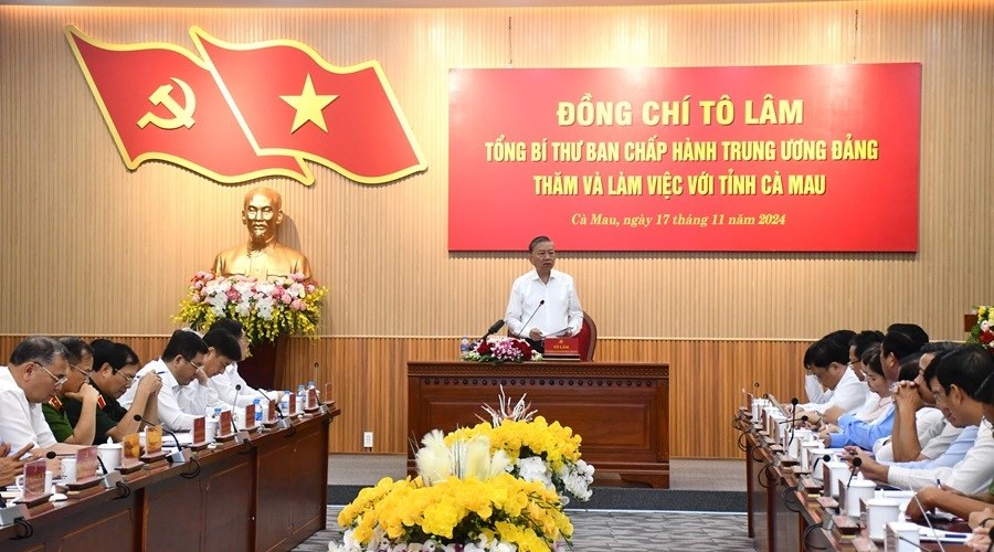 General Secretary To Lam and members of the delegation at the working session with the Standing Committee of the Ca Mau Provincial Party Committee. Photo: Ca Mau Electronic Information Portal