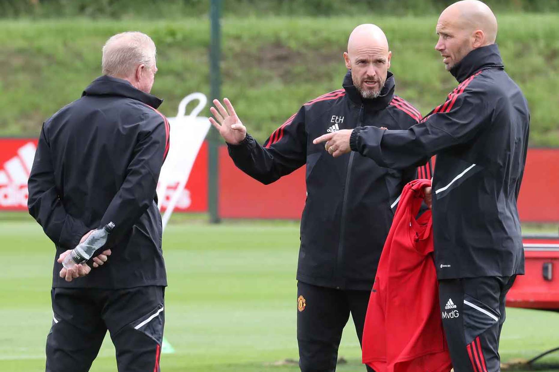 Nhung tro ly than can voi Ten Hag nhu McClaren (trai) va Van der Gaag deu roi Old Trafford. Anh: Manchester United