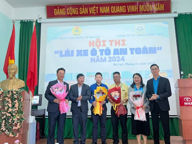 Delegates of Lam Dong Provincial Labor Federation and Da Lat City Party Committee presented flowers to the Contest Jury. Photo: Bao Hoa