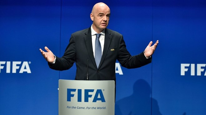 Gianni Infantino dang muon tam thoi ne nhung su chi trich toi tu cac lien doan thanh vien o chau Au. Anh: FIFA