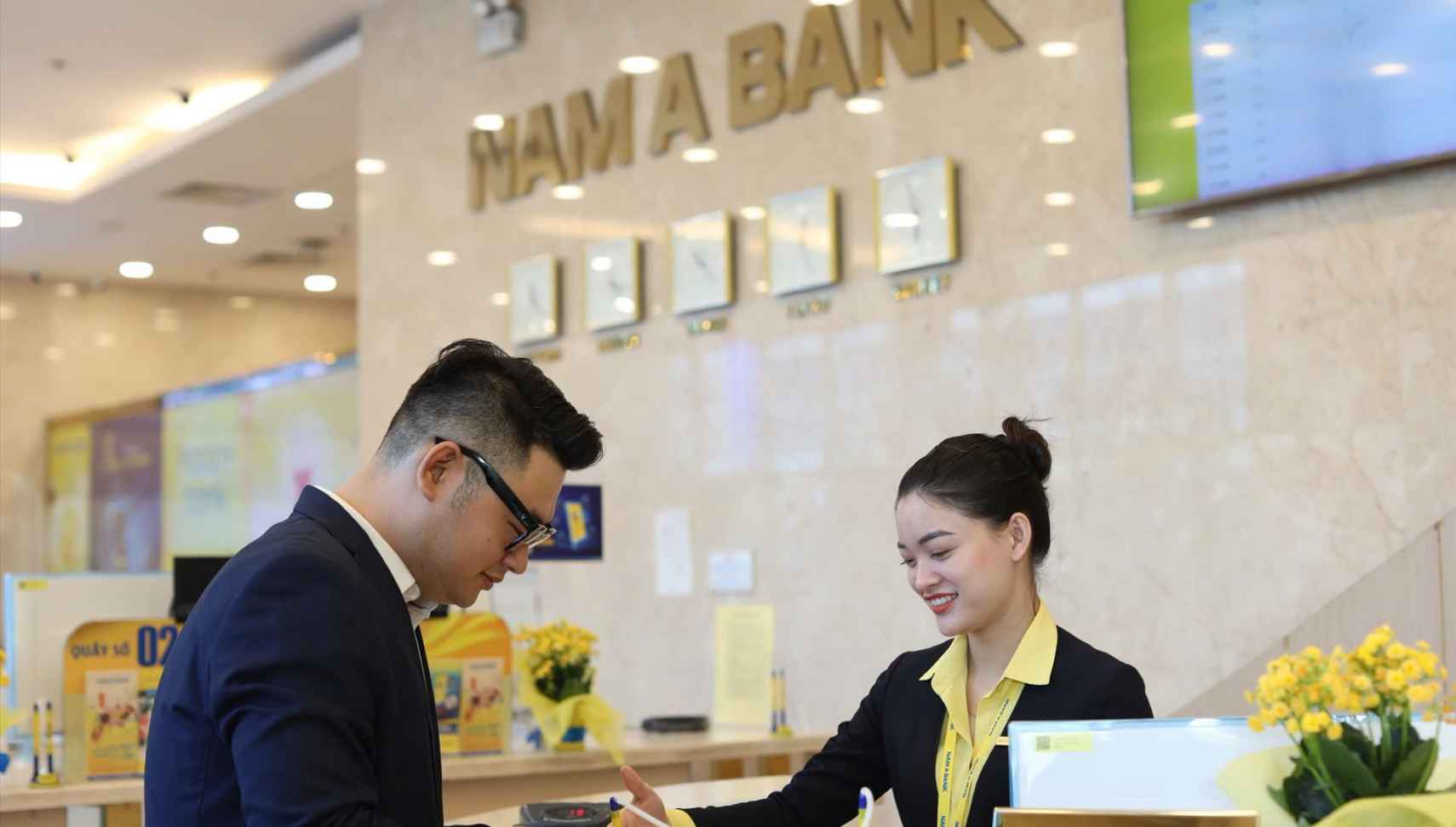 New interest rate of Nam A Bank, deposit 4 billion VND, interest 472 million VND. Photo: Nguyen Vinh.
