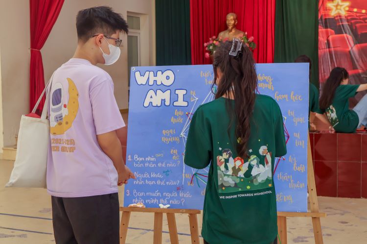 Secondary school students have the opportunity to share their feelings, relieve stress and receive useful advice from high school seniors for the 10th grade entrance exam. Photo: Organizing Committee